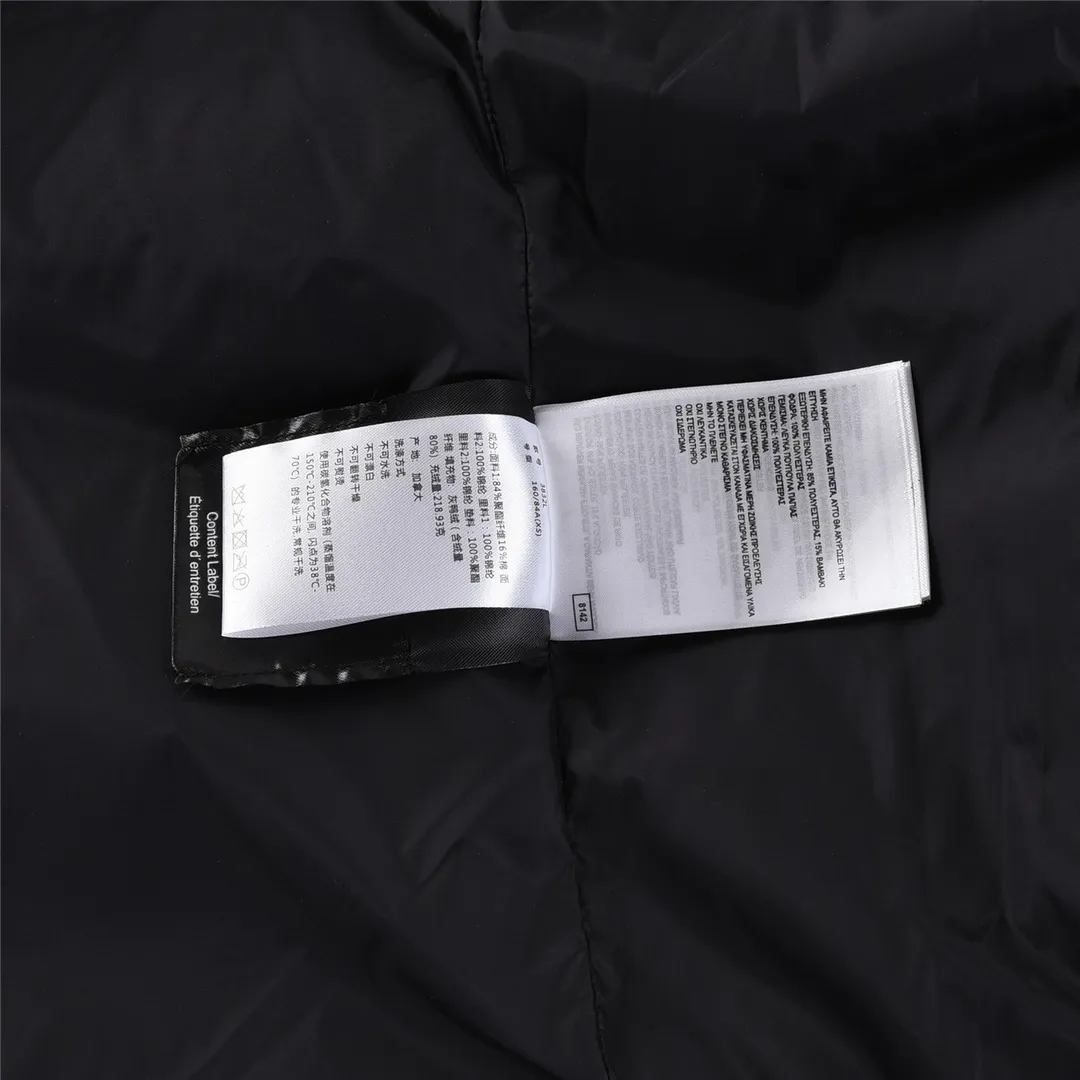 P880 High-end CANADA. GOOSE/Canada Goose Merritt mid-length women's parka down jacket. The top original replica version refers to the highest version in China (there is no one). The products produced by S factory must be high-quality (feel free to compare, if there are better products than mine, you can buy the clothes for free) 1⃣️Top replica: Made of 18-count polyester-cotton blended fabric imported from South Korea (genuine synchronous fabric), national standard 90 Guangdong Inspection white duck down, top original goose analysis We use custom-dyed embroidery thread to truly achieve a 100% reproduction of the trademark, ensuring that the embroidery thread is exactly the same as ZP, with zero color difference and full map letters, and 100% true to version reproduction! (We can guarantee that no one in our industry is more attentive and professional than us!) Analysis 3 (fabric): As we all know, the Canada Goose ZP fabric in previous years was a 21-count polyester-cotton washed, calendered and brushed fabric that was relatively hard. Last year and this year, dozens of authentic products purchased were all made of 18-count pure cotton fabrics, and we finally decided to use 18-count polyester cotton! (ZP synchronized fabric) Analysis 4 (Accessories): Domestic exclusive version of Velcro, one to one Y-shaped double hook original Velcro, YKK zipper, exclusive original workmanship of washed threaded down jacket!